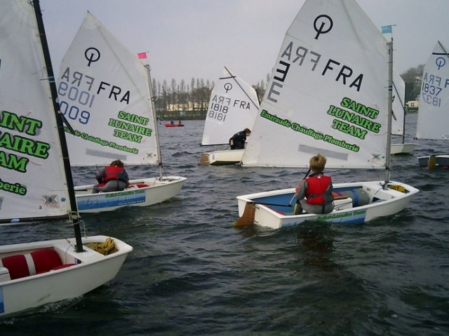  乐观儿童帆船赛 